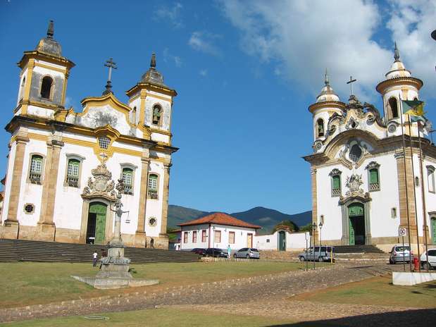 Praça de Minas Gerais, Mariana: a Praça de Minas Gerais da cidade de Mariana tem diferentes edifícios que ilustram a beleza da arquitetura barroca. As igrejas de São Francisco de Assis e de Nossa Senhora do Carmo, assim como a Casa de Câmara e Cadeia, foram construídas na segunda metade do século dezoito. Situada em elevação, a praça oferece um belo visual sobre Mariana e seus arredores Foto: ssorato