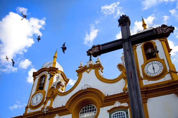 Igreja Matriz de Santo Antônio, Tiradentes: construída em Tiradentes a partir de 1710, a Igreja Matriz de Santo Antônio é um belo exemplo de arquitetura barroca, além de ser a segunda igreja em ouro do Brasil. Os interiores talhados são de uma beleza única e o órgão do templo, de 1788, figura entre os mais importantes do planeta. Nos finais de semana, um espetáculo de som e luz conta a história da igreja aos visitantes do local de um jeito diferente e interativo Foto: Thomás