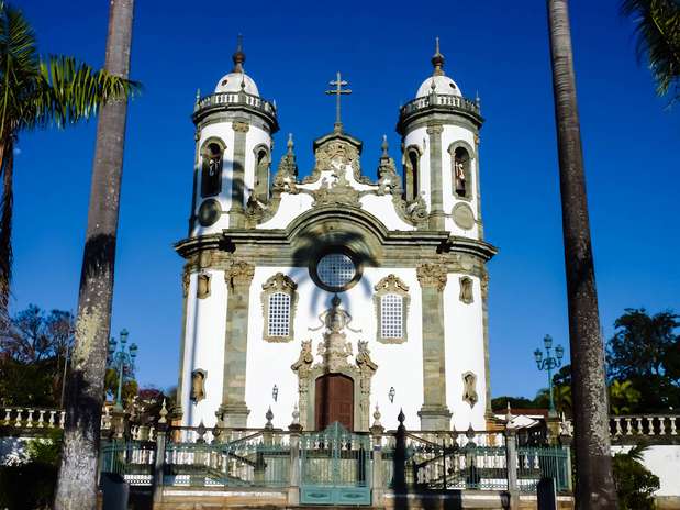 Igreja de São Francisco de Assis, São João del-Rei : com obras de Aleijadinho e outros artistas mineiros do século dezoito, a Igreja de São Francisco de Assis da cidade de São João del-Rei é um belo templo no melhor estilo de arquitetura barroca típica da região. Começou a ser construída em 1774 e tem interiores de uma beleza exuberante, com numerosos ornamentos Foto: Steve Oldham