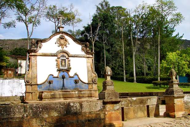 Chafariz de São José, Tiradentes: situado na ladeira que leva à Igreja Matriz de Santo Antônio, o Chafariz de São José foi erguido em 1749 e tinha três funções: abastecer a população com água potável, servir como espaço para as lavadeiras e servir de bebedouro aos animais. O enigmático chafariz tem traços de simbologia maçônica e é um dos principais cartões-postais de Tiradentes Foto: Claudio Tebaldi