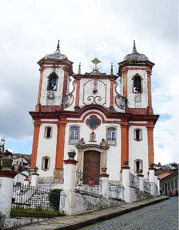 Matriz de Nossa Senhora da Conceição de Antônio Dias, Ouro Preto: construída entre 1727 e 1746, a Igreja Matriz de Nossa Senhora da Conceição de Antônio Dias é uma das mais antigas de Minas Gerais. Aleijadinho e seu pai, responsável pelo projeto da Igreja, estão enterrados no local, junto com outras figuras célebres. A igreja tem numerosas obras de arte sacra com pinturas, esculturas, e belos altares talhados, além de albergar o Museu Aleijadinho, com um grande acervo do escultor Foto: Jessica Aquino