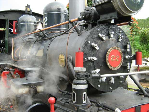 Maria Fumaça, Tiradentes e São João del-Rei:trem que liga São João del-Rei a Tiradentes num trajeto de 35 minutos, a Maria Fumaça leva seus passageiros a uma viagem no tempo para a época de auge das ferrovias no Brasil. Os 12 km que ligam as duas cidades são feitos pelos trilhos construídos no final do século 19 numa estrada de ferro que chegou a ter 602 km de extensão Foto: Eduardo Habkost