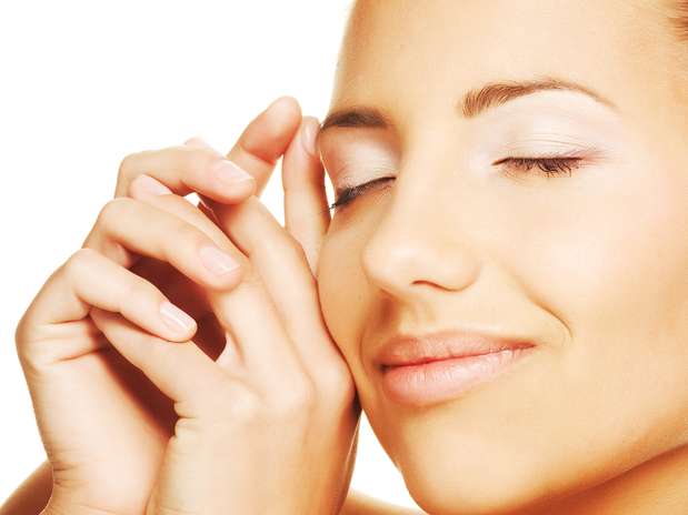 Óleo de melaleuca combate a formação de acne no rosto, controla a oleosidade da pele e ainda reforça a hidratação Foto: Shutterstock Óleo de melaleuca combate a formação de acne no rosto, controla a oleosidade da pele e ainda reforça a hidratação Foto: Shutterstock