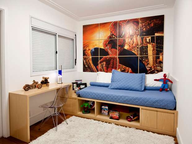 A imagem do Homem-Aranha foi impressa em um adesivo inteiriço, que foi cortado e dividido entre doze quadros de madeira.