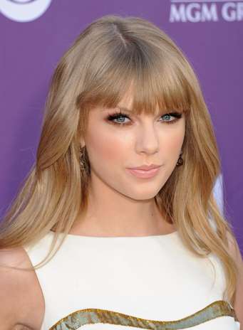 Sombra dourada, como a de Taylor Swift, é uma boa pedida para noivas e madrinhas Foto: Getty Images
