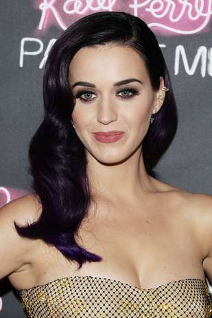 Katy Perry destacou os olhos com a cor preta, indicada para madrinhas e convidadas Foto: Getty Images