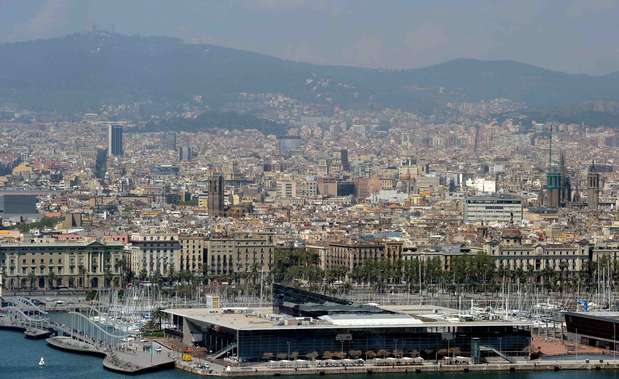 Barcelona: não existe outra cidade no mundo com os ambientes noturnos como os de Barcelona. Depois de um dia de praia, pessoas em busca de diversão começam a se preparar para mais uma noite de animação. No roteiro, bairros com bares como Gracia e Barceloneta, para depois estender a noite em baladas míticas de Barcelona, como a Razzmatazz, misturando um público de turistas do mundo inteiro com habitantes locais Foto: Getty Images
