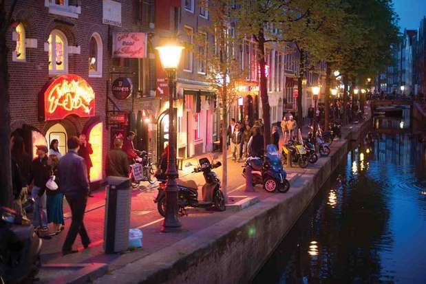 Amsterdã, Holanda: Amsterdã é uma das cidades mais liberais do mundo e tem um ambiente totalmente único, com curiosidades que não deixam de surpreender os turistas, como a livre venda de maconha em coffee-shops e prostitutas expostas em vitrines do bairro da luz vermelha. A capital holandesa tem uma intensa vida noturna, com bares e discotecas para todos os gostos. O centro é a parte visitada pela maioria dos turistas e conta com opções de baladas como a Jimmy Woo, decorada no estilo oriental. Fora da região central, Leidseplein é uma área da cidade com numerosos bares e discotecas, freqeentados tanto por turistas quanto por habitantes locais Foto: Holland Tourism