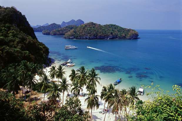 Bangkok, Tailândia: ponto de passagem para as belas praias e ilhas da Tailândia, como Phuket, Koh Samui e Koh Phi Phi, Bangkok é uma das capitais mais divertidas da Ásia. Além de sua rica vida cultural, Bangkok tem atividades noturnas intensas e animadas por jovens tailandeses e turistas do mundo inteiro. Uma viagem entre amigos com passagem em Bangkok promete muitas aventuras Foto: Thailand Images UK