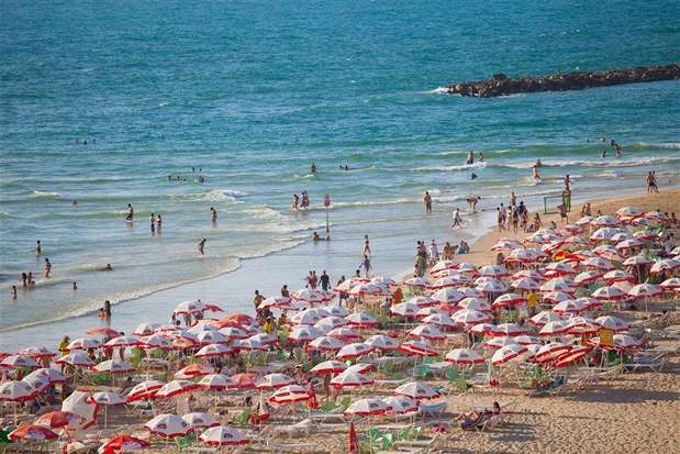 Tel Aviv, Israel: conhecido por suas grandes riquezas históricas, culturais e religiosas, Israel é também um país com muita diversão. A cidade litorânea tem belas praias, jovens e turistas do mundo inteiro, além de muita movimentação até altas horas. Os melhores lugares encontram-se na área do porto da cidade, principalmente ao redor do Boulevard Rotschild. Durante o verão, bares na praia com mesas e cadeiras na areia são um ótimo jeito de começar uma longa noite de diversão Foto: Go Israel