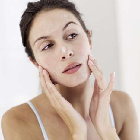 2. Protetor solar/Hidratante: ter um protetor solar sempre à mão não é apenas uma questão de beleza e, hoje, existem diversas opções que também oferecem hidratação. Hidratante com fator de proteção solar minimiza os danos causados pela radiação e ainda uniformiza levemente a cor da pele, explica Vanessa. Um bom protetor solar também ajuda a prevenir manchas na pele, alerta Fabiana Foto: Getty Images