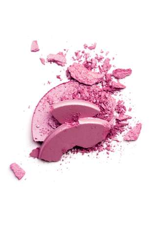 4. Blush: o blush é fundamental para uma maquiagem natural e com cara de saudável. O produto tem o papel de devolver o rubor da pele, que é neutralizado pela base, explica Fabiana. E o segredo é acertar na dose. Escolha um tom entre o rosa e o laranja, que resultam em um efeito mais natural. Para um acabamento digno de profissional, aposte no pincel próprio para o produto, sugere Vanessa Foto: Getty Images