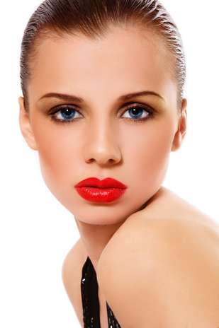 5. Batom vermelho: apesar de chamativo e ousado, o batom vermelho é uma ótima opção para ter sempre por perto: ele transforma o look do dia a dia em perfeito para a noite. Adicionando cor, você dá outro impacto ao visual e usa a maquiagem como acessório, explica Vanessa. Um vermelho sempre a deixa pronta e glamourosa em questão de segundos. Mas é interessante também ter um tom mais neutro à mão para quando for investir mais nos olhos, acrescentou Fabiana Foto: Getty Images