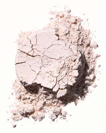 7. Pó: foi-se o tempo em que o pó tinha a função de ajudar a cobrir imperfeições. Com a evolução das bases e corretivos, o produto ficou com o papel de controlar a oleosidade da pele. O item é necessário para tirar aquele brilho excessivo. Para conseguir um efeito mais natural, aplique apenas na zona T (testa, nariz e queixo), ensina Vanessa. Para evitar exageros, prefira a versão translúcida Foto: Getty Images