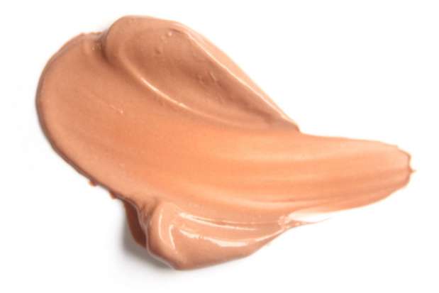 9. Base: a base disfarça imperfeições e equilibra a cor da pele, dando ao visual um ar descansado e iluminado. As mais básicas, que ainda acreditam que o produto pesa no look, podem optar pelas versões com menor cobertura, que são mais leves e deixam o visual mais natural. Já quem prefere disfarçar todos os defeitos possíveis pode recorrer às bases HD. Democrático, o mercado ainda oferece outras fórmulas e diferentes formatos do produto Foto: Getty Images