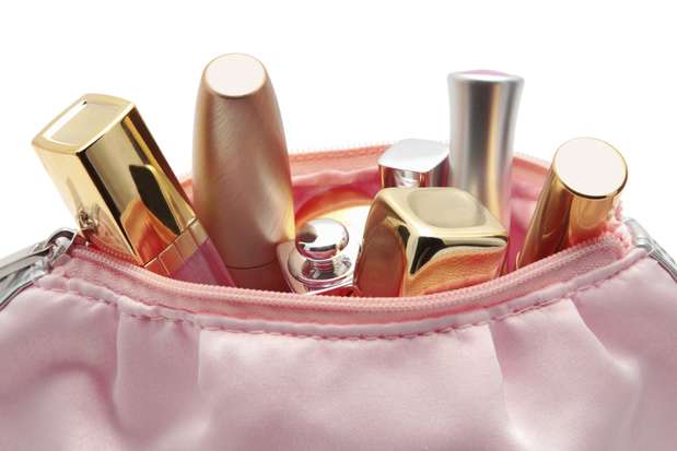 Diminuir o tamanho do nécessaire pode parecer sinônimo de ficar na mão na hora de uma emergência, como a happy hour de última hora ou aquela reunião inesperada. No entanto, um kit de sobrevivência munido de itens fundamentais pode salvar sua pele e até transformar o look de dia a dia em make de balada. Com a ajuda das maquiadoras Vanessa Rozan, do Liceu de Maquiagem, e Fabiana Gomes, da MAC no Brasil, o Terra montou um nécessaire compacto e eficiente. Veja a seguir os 10 itens que não podem faltar no seu arsenal Foto: Getty Images