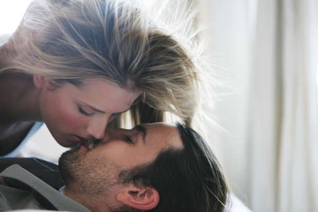 5. Vá para a cama uma noite vestindo meias sensuais até a coxa e nada mais Foto: Getty Images