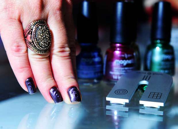 Linha Magnetix China Glase: a nova coleção da Global Classic traz seis esmaltes magnéticos. Com ajuda de um ímã que acompanha os produtos é possível fazer três desenhos diferentes sobre as unhas Foto: Léo Pinheiro/Terra