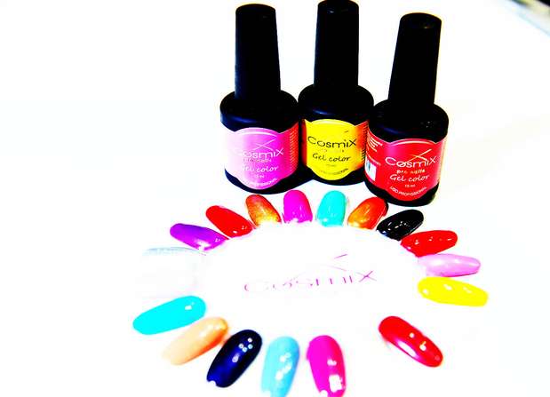 Linha Gel Color Cosmopolitan: os esmaltes na versão gel, da Cosmix Pro Nails, têm durabilidade aproximada de 15 dias devido à sua consistência flexível e resistente. O processo de aplicação é realizado em etapas e exige o auxílio da cabine UV ou LED. A linha é exclusiva para uso profissional e dispõe de 15 cores Foto: Léo Pinheiro/Terra