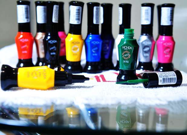 Esmalte com ponta dupla: a nova coleção de esmaltes da Mohda traz uma tampa com dupla função: de um lado o pincel e do outro uma ponta bem fina, própria para desenhos e nail art. A linha com 10 cores é a primeira nesse formato, que traz produtos antialérgicos Foto: Léo Pinheiro/Terra