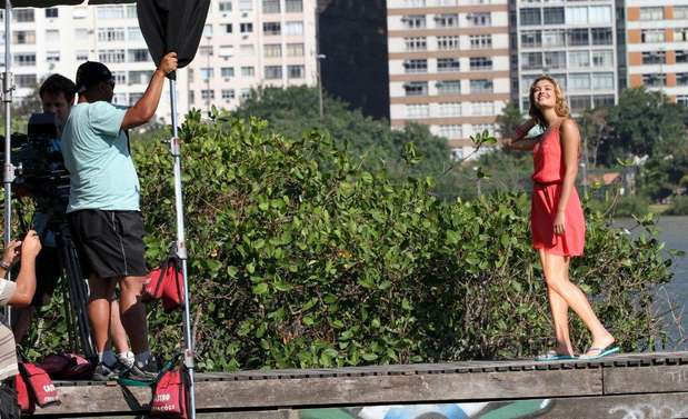 Para esta parte, ela usou um vestidinho coral combinado com sandálias azuis Foto: Wallace Barbosa e André Freitas / AgNews