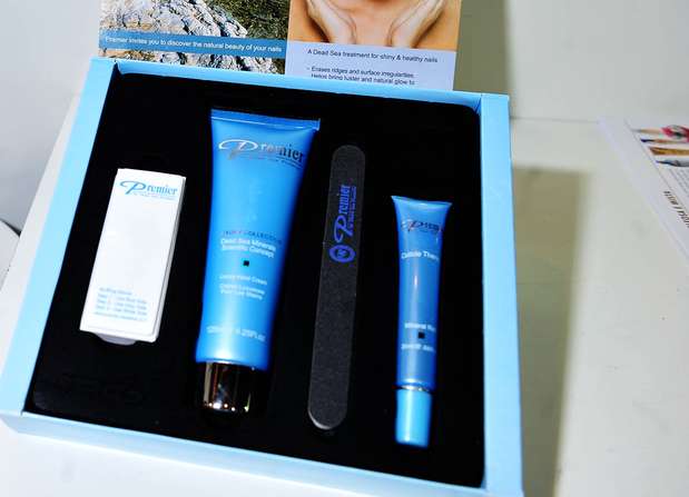 Beautiful Nail Kit: a linha de tratamento para mãos e unhas, da Premier Cosméticos, é a primeira elaborada com minerais do Mar Morto. O kit é composto com creme para mãos, lixa de unhas, buffer para tratamento das unhas (composto de quatro lados, para esfoliação, massagem que estimula a circulação, polimento e brilho da unha) e óleo de cutícula Foto: Léo Pinheiro/Terra