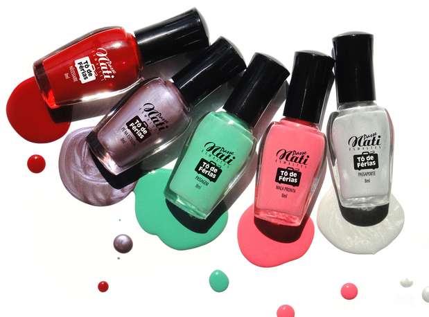 Coleção Tô de Férias: a nova linha da Passe Nati foi inspirada na preparação para curtir dias de muita sombra e água fresca. A coleção Tô de Férias traz cinco cores com secagem rápida e cobertura de longa duração: Mala Pronta (rosa claro cremoso), Passagem (verde esmeralda com leve shimmer gold), Pé na estrada (hortência maxicintilante e leve shimmer azulado), Passaporte (areia branca perolizado) e Nécessaire (vermelho cremoso) Foto: Divulgação