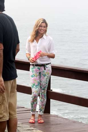 A atriz estava vestindo calça com estampa de flores e uma camisa branca Foto: Wallace Barbosa e André Freitas / AgNews