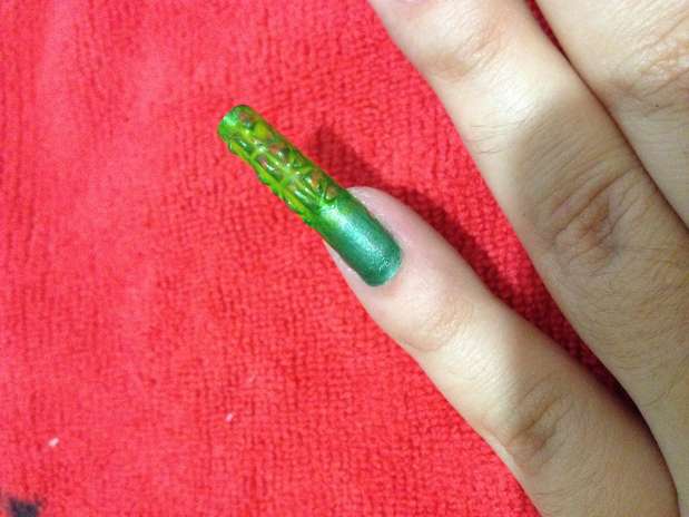 Unhas de Jaca: a unha postiça com alto-relevo, as Eclépcya Cosméticos, pode ser aplicada na ponta da unha para um efeito diferente. Depois, é só lixar e pintar para decorá-las Foto: Léo Pinheiro/Terra