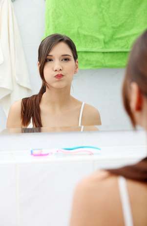 4- Não dilua As pessoas tinham o costume de diluir o produto por causa de sensação de ardência das versões com álcool. Dessa forma, ficava mais fácil de aguentar o produto na boca por mais tempo. Porém, ao misturar o enxaguante com água, o produto perde as propriedades e, com isso, sua eficiência. Foto: Shutterstock 4- Não dilua As pessoas tinham o costume de diluir o produto por causa de sensação de ardência das versões com álcool. Dessa forma, ficava mais fácil de aguentar o produto na boca por mais tempo. Porém, ao misturar o enxaguante com água, o produto perde as propriedades e, com isso, sua eficiência. Foto: Shutterstock