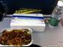 Nesta imagem, por exemplo, o passageiro descreveu a refeição como algo que nem um jovem comeria após de uma noite na balada Foto: AirlinesMeals / Reprodução