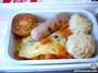 Esta refeição servida pela Malasya Airlines mistura em um único recipiente salsicha de frango, purê de batatas, vegetais cozidos,  omelete e salada Foto: AirlinesMeals / Reprodução