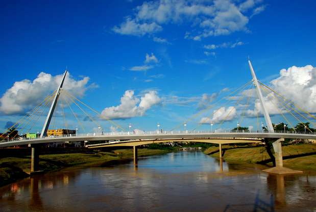 Confira a seguir na galeria os 27 cartões-postais de capitais do Brasil. Passarela Governador Joaquim Macedo, Rio Branco, Acre: inaugurada há dois anos, a Passarela Governador Joaquim Macedo rapidamente se transformou em um dos principais cartões-postais da cidade. Ponte estaiada usada apenas por pedestres e ciclistas, a passarela cruza o rio Acre numa extensão de 200 metros Foto: Agência de Notícias do Acre / Divulgação