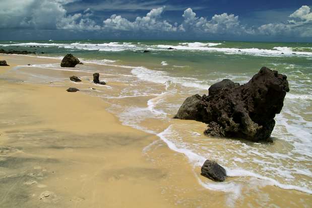 Praia da Pipa, Rio Grande do Norte: o local, que foi colonizado primeiro pelos surfistas na década de 1970, quando frequentavam a Praia do Amor, Pipa tem uma impressionante variedade de praias, apoiado por falésias impressionantes e com uma área de conservação com grande população de golfinhos. Os surfistas ainda frequentam as praias para praticar windsurfe e, em Cacimbinhas, preferem o sandsurf. Para se hospedar, o The Guardian sugere a Pousada Ecovila Spa do Alma, onde foram construídas cabines de madeira no meio da floresta Foto: Getty Images