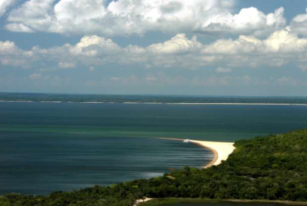 Alter do Chão, Pará: pode parecer contraditório viajar 700 Km acima do Amazonas para ir à uma praia, mas a viagem vale a pena. Com bancos de areias brancas e águas cristalinas do rio Tapajós, Alter do Chão fica a uma hora de táxi da cidade ribeirinha de Santarém e é cercada por floresta. Por lá, os restaurantes também servem tambaqui grelhado e cervejas muito geladas. Segundo o jornal inglês, a melhor época para visitar o local é durante os meses de seca, entre junho e dezembro, quando o rio baixa e as praias ficam maiores. Como sugestão de hospedagem, citam o Hotel Beloalter, que é básico, mas tem ambiente arborizado e com animais Foto: Getty Images