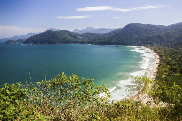 Trindade, Paraty, Rio de Janeiro: com uma exuberante floresta tropical, formações rochosas esculpidas e uma praia cristalina, Trindade tem a clássica combinação entre praia e verde. Entre as atrações, os turistas podem mergulhar, escalar, andar de bicicleta, caiaque, surf, andar à cavalo ou escalar montanhas. Durante a noite, uma opção é ir para Paraty, cidade há 25 km, que tem bonitas construções coloniais onde funcionam românticos restaurantes, além de receber a Festa Literária Internacional de Paraty. A dica é se hospedar em Paraty e citam como opção a Pousada Arte Urquijo, um sobrado reformado do século 18 Foto: Getty Images
