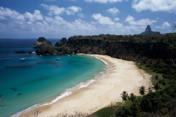 Praia do Sancho, Fernando de Noronha: a praia é acessada por uma fenda entre as rochas por meio de uma escada de cordas e é, indiscutivelmente, uma das mais bonitas do arquipélago. Se mergulhar, poderá ver golfinhos, raias, tubarões e tartarugas. Com uma pequena caminhada ou passeio de bicicleta você chega até o centro da ilha, a Vila dos Remédios, ou em qualquer outro ponto do local. Os visitantes de Fernando de Noronha devem pagar uma taxa sustentável calculada em R$ 36,69 por dia e que aumenta depois de 10 dias, para desencorajar longas estadias. Para hospedar, o The Guardian sugere a Pousada do Vale, que fica em um casarão do século 17 e tem suítes decoradas e um apartamento duplex Foto: Getty Images