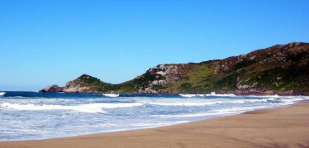 Praia do Mole, Florianópolis, Santa Catarina: o sul do Brasil é um mar de gaúchos, churrasco e turistas argentinos, que lotam as praias entre janeiro e fevereiro, quando o clima está mais quente. Mas a Praia do Mole, popular com os surfistas, é o diferencial da Lagoa da Conceição, onde artistas e intelectuais preferem jantar e beber. Uma sugestão de hotel é a Quinta das Videiras, uma casa do século 19 Foto: Getty Images