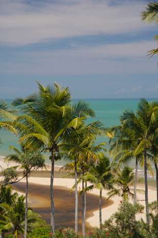 Praia do Espelho, Trancoso, Bahia: aqueles que preferem praias mais naturais ao invés de luxo dirão que Trancoso é um ótimo destino, pois esta vila de pescadores preservou um espírito saudável. A cidade, que foi transformada primeiro pelos hippies em 1970 e, depois, pelos empresários e intelectuais paulistas, tem agora bons restaurantes e lojas de design na vila. Mas os moradores locais e turistas ainda encontram tempo para descansar, praticar capoeira e jogar futebol. A Praia do Espelho, que fica a 20 Km de Trancoso, tem areia branca e limpa, além de águas calmas. Para se hospedar, uma sugestão é a Villas de Trancoso, uma pousada no estilo floresta, com bangalôs, varandas e chuveiros ao ar livre Foto: Getty Images