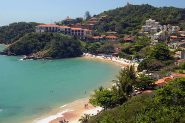 Praia João Fernandes, Búzios, Rio de Janeiro: Búzios é conhecida pela enseada e esta praia é popular entre casais e família, que encontram por lá a combinação entre privacidade e espaço, além de águas calmas ideais para mergulho e natação. Uma das atrações é fazer uma leve caminhada do caminho dos pescadores de anchovas para chegar até Armação, local onde os cariocas bebem caipirinhas em bares mais chiques, jantam em restaurantes franceses e desfilam seus biquínis da moda. A sugestão de hospedagem fica por conta do Hibiscus Beach Resort, que tem jardins luxuosos e decoração nos bangalôs Foto: Getty Images