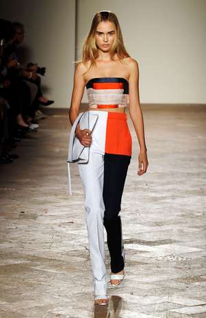 As propostas do estilista italiano para o dia são saias longuetes ou calças muito estreitas com blusas ou casacos com volume nos ombros, uma versão dos anos 40 revisitada Foto: Getty Images As propostas do estilista italiano para o dia são saias longuetes ou calças muito estreitas com blusas ou casacos com volume nos ombros, uma versão dos anos 40 revisitada Foto: Getty Images