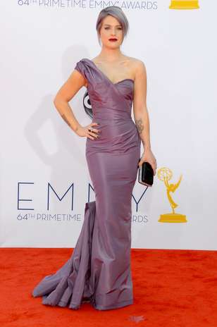 Kelly Osbourne parece estar mesmo determinada a manter as curvas sequinhas. Neste domingo, a cantora chamou a atenção mais uma vez ao desfilar sua boa forma em um Zac Posen de ombro único. Ela também inovou ao combinar a cor do vestido com a do cabelo Foto: Getty Images