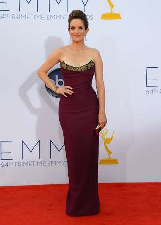 Como de costume, Tina Fey escolheu um modelo tomara-que-caia para desfilar no tapete vermelho do Emmy Awards. No entanto, desta vez, o eleito foi o Vivienne Westwood, que ressaltou como nunca as curvas sequinhas da atriz Foto: Getty Images