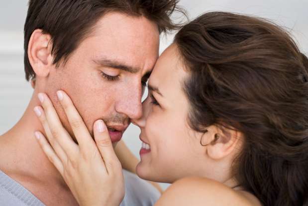 Carinho: homens gostam de ser abraçados e beijados. A mulher deve beijar e abraçar algumas vezes ao dia, mas o homem não quer que ela faça isso no final do segundo tempo do jogo de seu time Foto: Getty Images