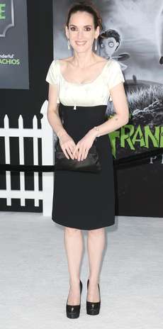A atriz Winona Ryder mostra como marcar o corpo e ainda assim exibir um look muito comportado. A faixa mais ajustada na cintura define as formas, sem exageros, mas o comprimento e cores são bem discretos e estão mais soltos, equilibrando a silhueta Foto: Getty Images
