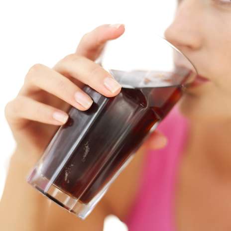 Problemas renais: refrigerante diet pode ser um perigo para os rins. Em um estudo da Harvard Medical School, realizado com mais de 3 mil mulheres, os pesquisadores descobriram que o consumo excessivo de refrigerante diet pode dobrar o risco de problemas renais. A função renal começa a declinar quando as mulheres ingerem mais de dois copos de refrigerante por dia. Vale ressaltar que o problema está associado aos adoçantes Foto: Getty Images