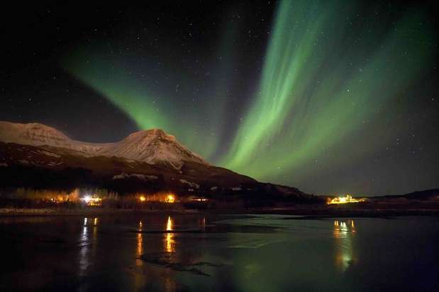 Aurora Boreal, Noruega: quando partículas da magnetosfera encontram a atmosfera da Terra, cria-se um dos mais belos espetáculos da natureza. A aurora boreal ocorre principalmente nos países nórdicos como a Noruega, iluminando o céu com luzes de diferentes cores durante as longas noites do inverno Foto: Visit Iceland / Divulgação