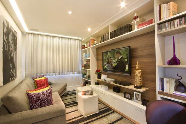 Este projeto do designer de interiores Gerson Dutra de Sá trocou a mesinha de centro por dois puffs, que podem servir de assento para as visitas. Informações: (11) 5044-2830 Foto: GDS Arquitetura e Interiores