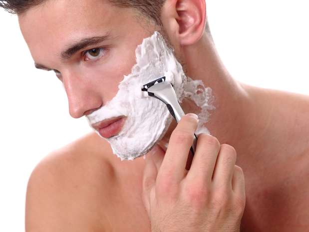 Fazer a barba exige o uso de uma srie de produtos que ajudam a evitar danos causados pelo contato direto da lmina com a ctis  Foto: Shutterstock