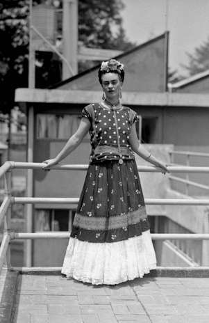 Considerada ícone fashion, a pintora Frida Kahlo usava suas roupas para esconder imperfeições do corpo causadas por problemas de saúde Foto: AP